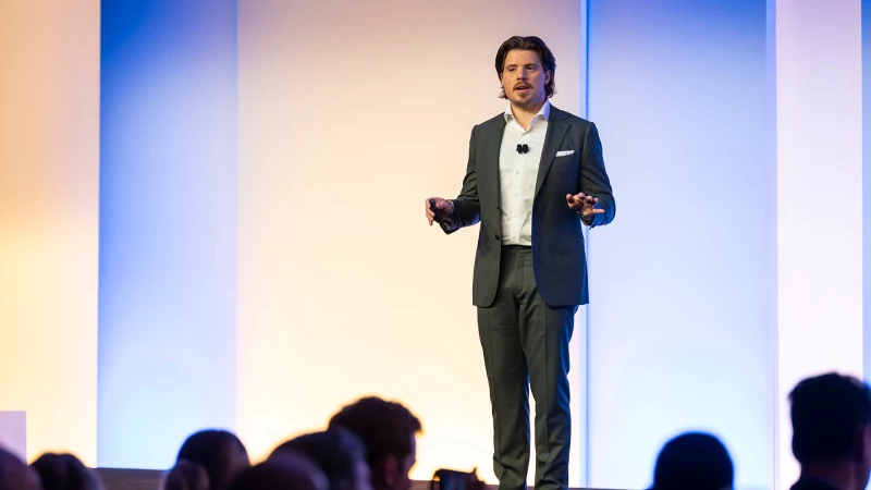 Speaker presenting at Gartner conference, emphasizing data-driven research and expert insights.