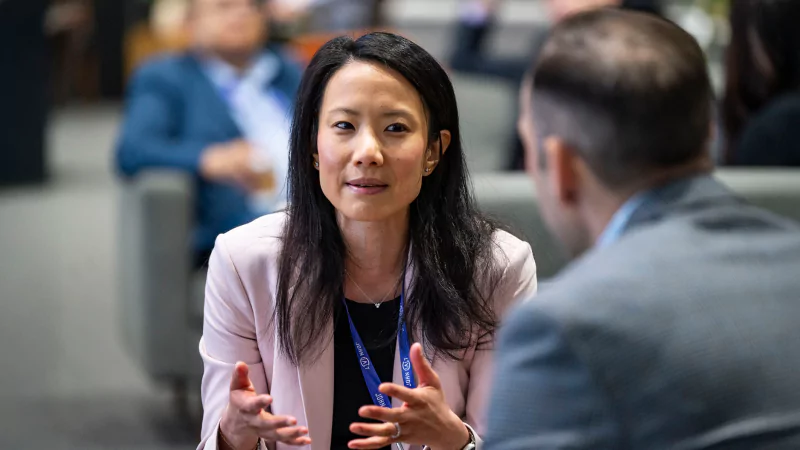 Gartner expert in one on one with attendee, discussing supply chain insights