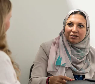 Gartner experts in one-on-one sessions giving supply chain advice and addressing challenges. 