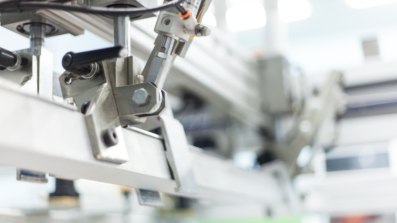 Máquina de manufatura automatizada em operação, representando inovação tecnológica no setor industrial, um dos temas abordados na Conferência Gartner CIO & IT Executive.