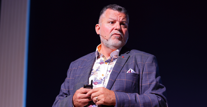 Chair apresentando uma sessão na Conferência Gartner Segurança & Gestão de Risco, em São Paulo.