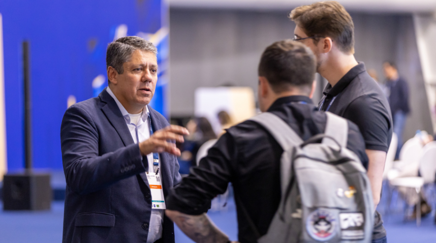 Expositor conversando com participante durante a Conferência Gartner Data & Analytics em São Paulo.