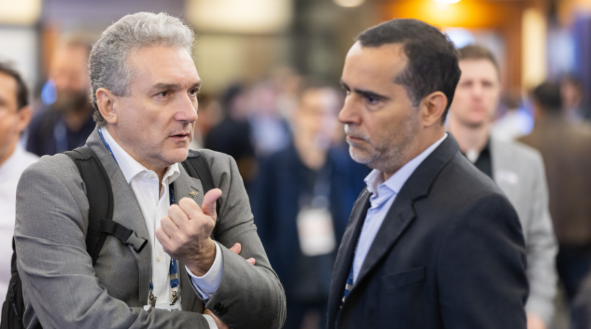 Expositor conversando com participante durante a Conferência Gartner Data & Analytics em São Paulo.