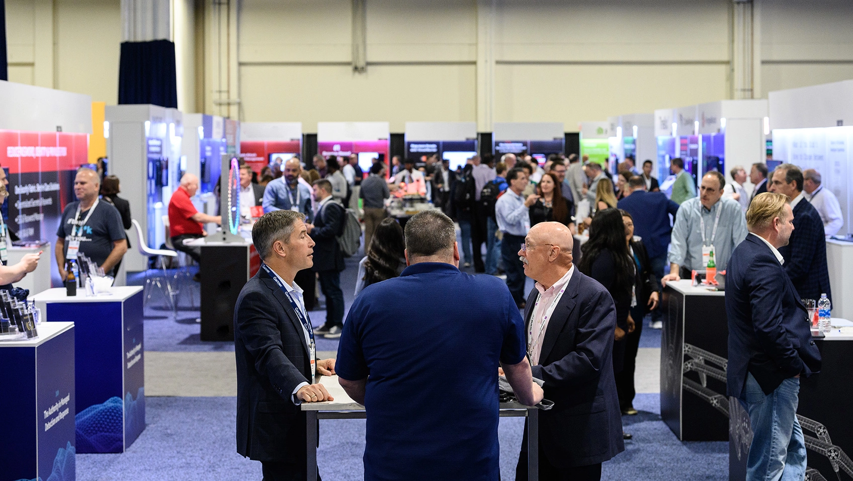 Exhibitors engaging with attendees at Gartner CIO & IT Executive Conference in São Paulo.