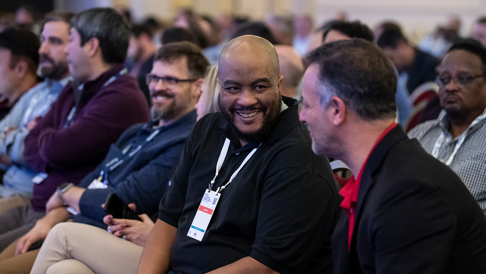 Expositores conversando com participantes na Conferência Gartner CIO & IT Executive em São Paulo.