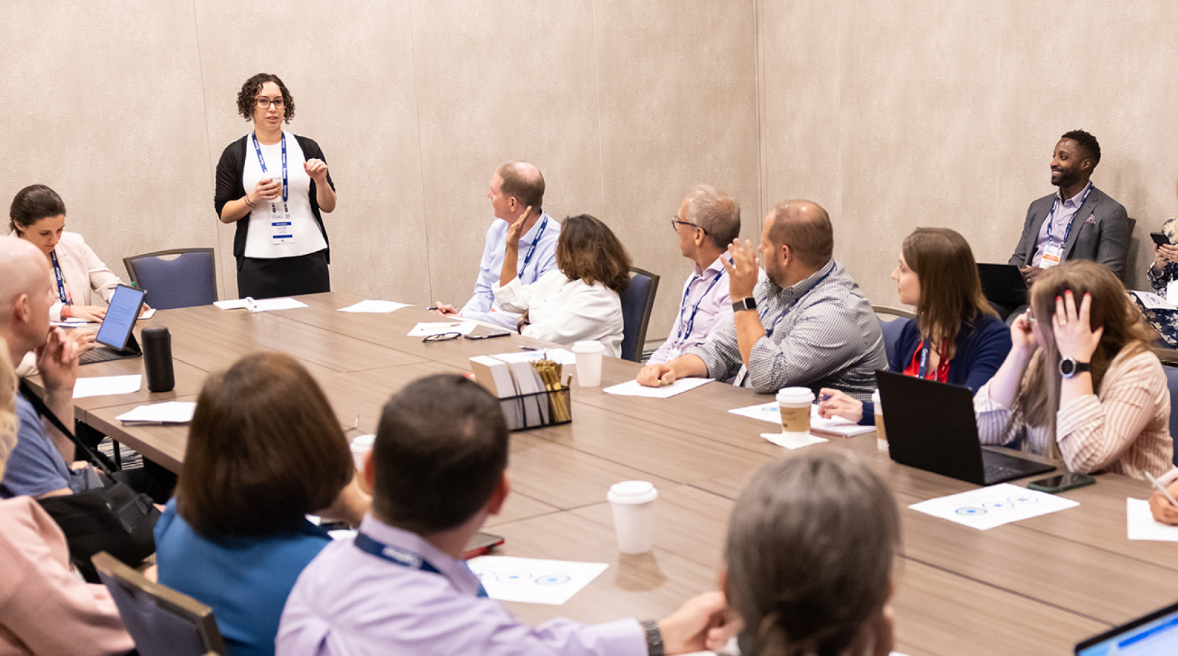 Participantes interagindo em uma sessão da Conferência Gartner Segurança & Gestão de Risco em São Paulo.