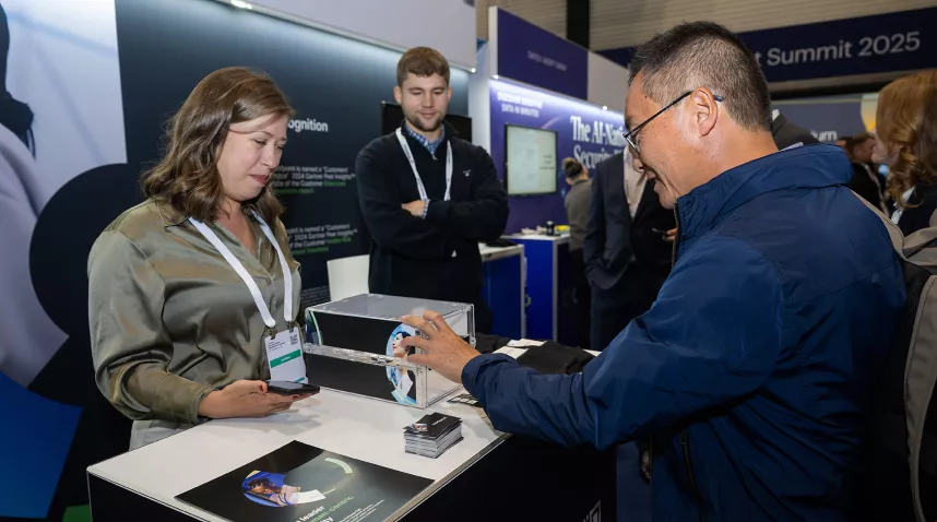 Exhibitors & attendees interacting at Gartner SRM Summit