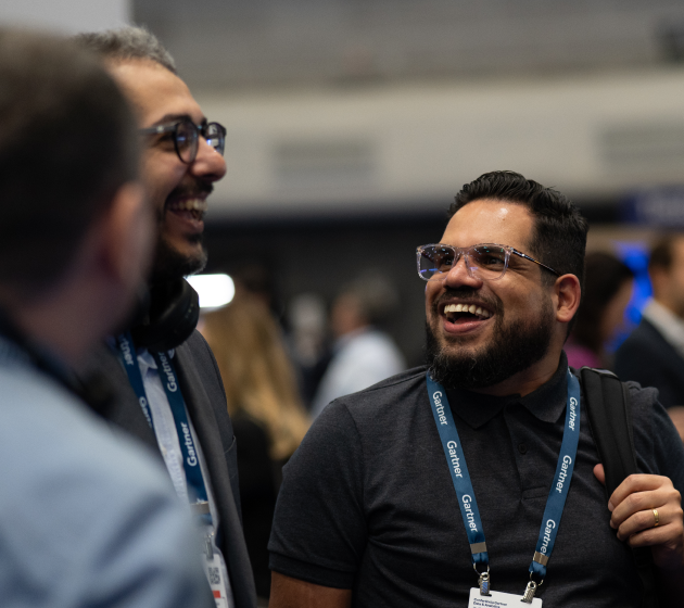 Especialistas apresentando uma sessão e fazendo networking na Conferência Gartner Data & Analytics, em São Paulo.