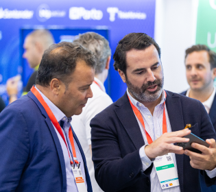 Attendees networking with peers and solution providers at Gartner CIO Leadership Forum.