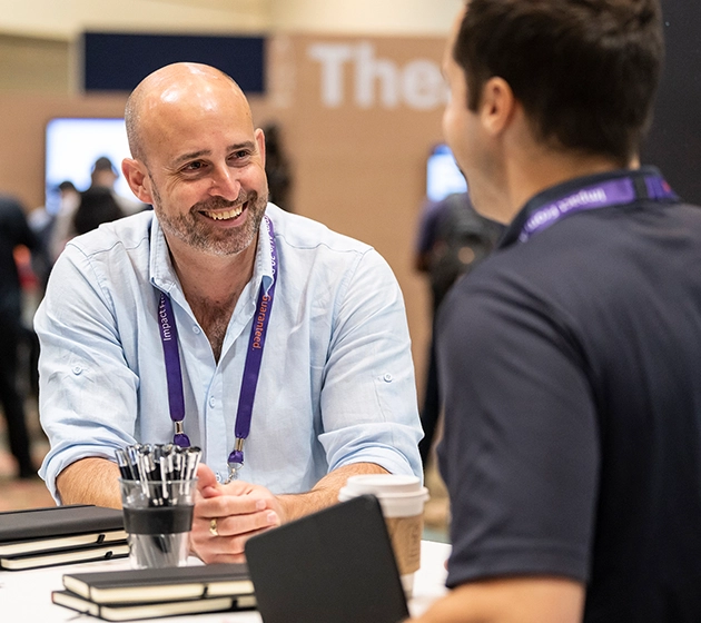 Exhibitor talking with attendees at Gartner CIO & IT Executive Conference in São Paulo.