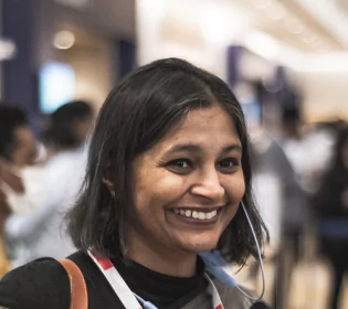 People speaking to each other at Gartner IOCS