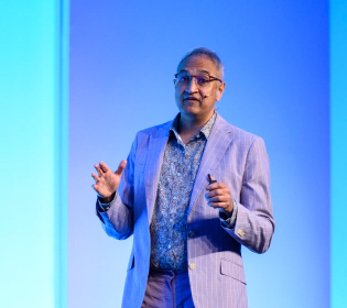 Gartner experts in one-on-one sessions giving supply chain advice and addressing challenges. 