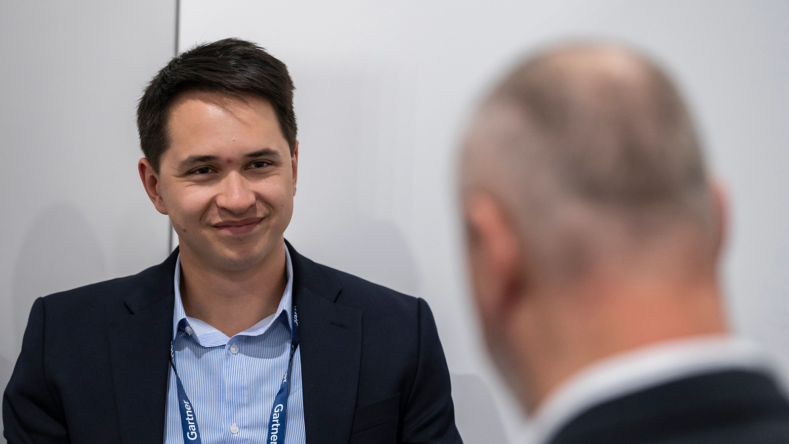Attendee speaking with a Gartner expert. 