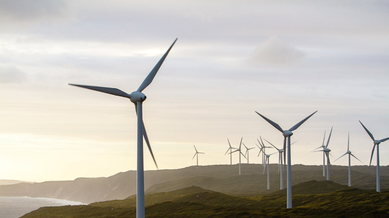 Turbina eólica de três pás em operação, simbolizando o setor de energia e utilities, um dos setores presentes na Conferência Gartner CIO & IT Executive.