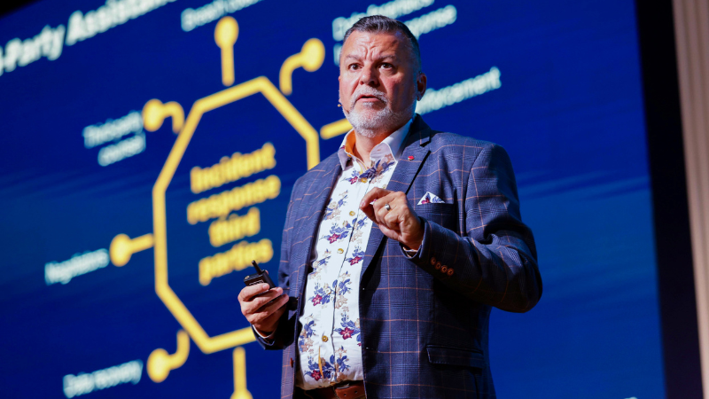 Paul Furtado apresentado uma sessão na Conferência Gartner Segurança & Gestão de Risco em São Paulo.