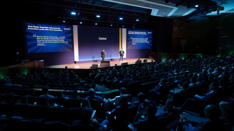 Especialistas apresentando uma sessão Conferência Gartner Segurança & Gestão de Risco em São Paulo.