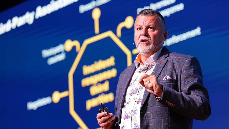 Chairman apresentando uma sessão na Conferência Gartner Segurança & Gestão de Risco em São Paulo.