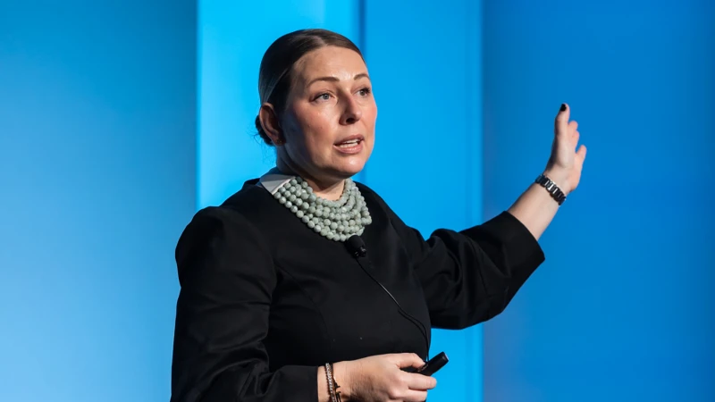 Speaker presenting at Gartner conference, emphasizing data-driven research and expert insights.