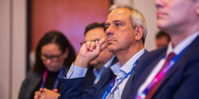 O público assiste a uma apresentação sentado nas cadeiras da Conferência Gartner CIO & IT Executive em São Paulo.