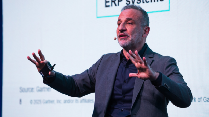 Palestrante apresentando uma sessão na Conferência Gartner CIO & IT Executive em São Paulo.