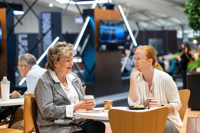 Digital workplace leaders networking at Gartner Digital Workplace Summit.