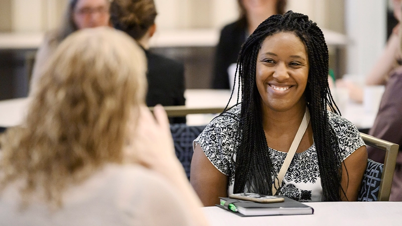Gartner attendees networking over lunch at Gartner Supply Chain Symposium/Xpo