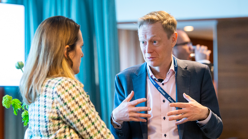 Two attendees talk to each other at the Gartner Application Innovation & Business Solutions Summit