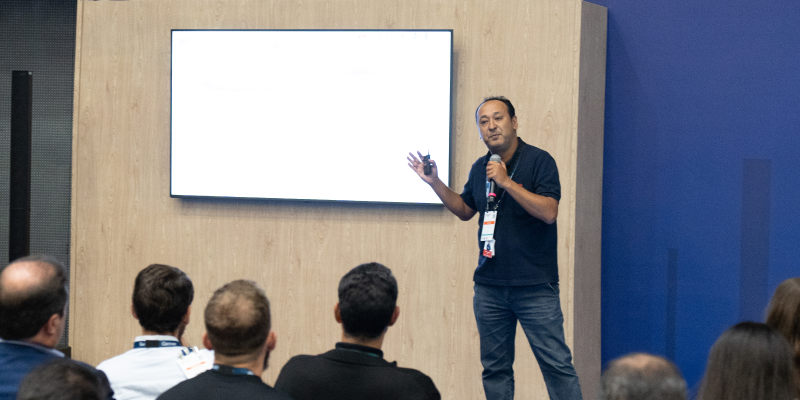 Expositor apresentando uma sessão para participantes na Conferência Gartner Data & Analytics.