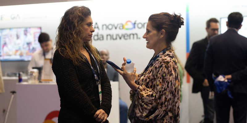 Expositores conversando com participantes durante a Conferência Gartner Data & Analytics.