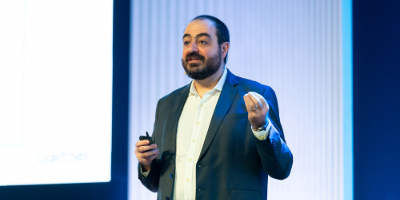 O Chairman da conferência apresentando uma sessão da Conferência Gartner Data & Analytics em São Paulo.