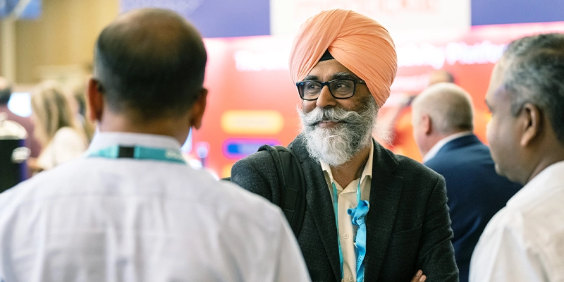 Attendee speaking with technology solution providers at Gartner CIO Leadership Forum in Sydney