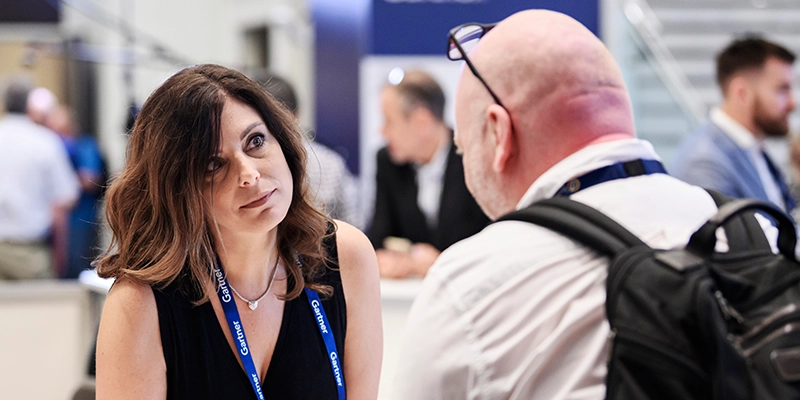 Expositores conversando com participantes na Conferência Gartner CIO & IT Executive em São Paulo.