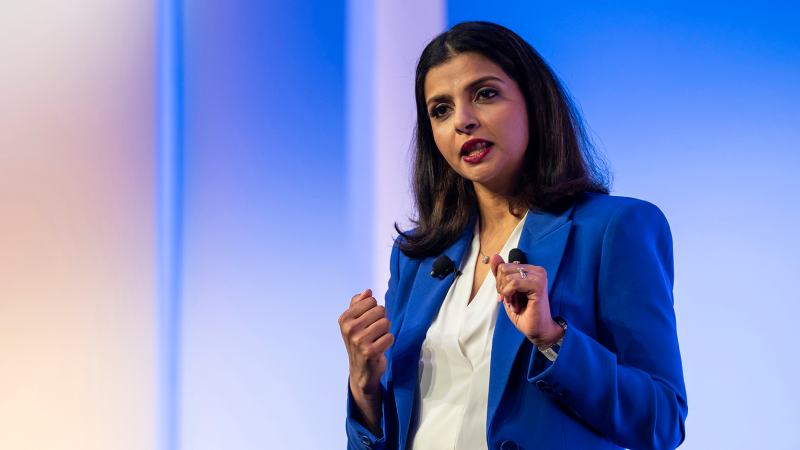 Speaker presenting at Gartner conference, emphasizing data-driven research and expert insights.