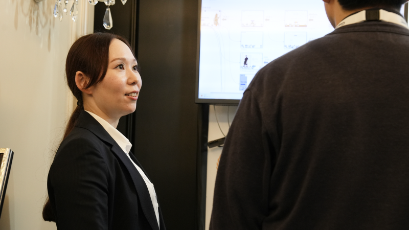 Gartner Apps Summit attendee smiling interacting with vendor