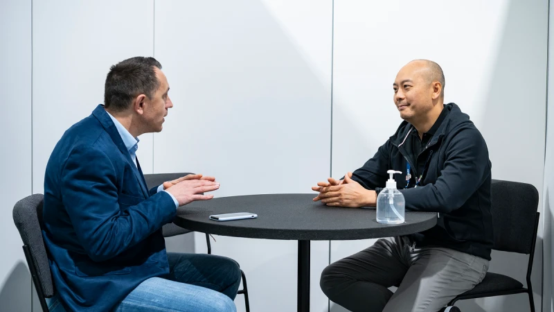 A Gartner expert one-on-one is taking place between an attendee of Gartner Digital Workplace Summit and Jason Wong.