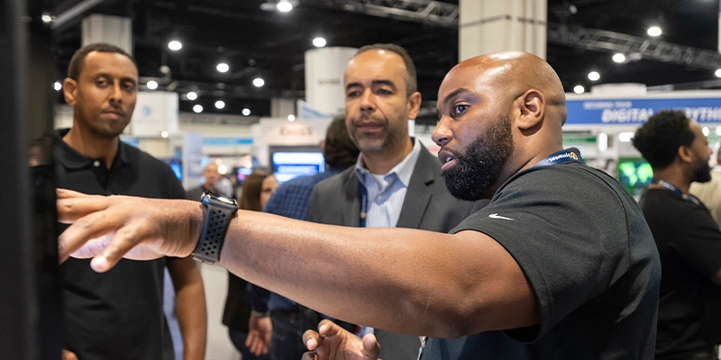 Attendees meeting with vendors at Gartner IT Symposium/Xpo™ on the Gold Coast