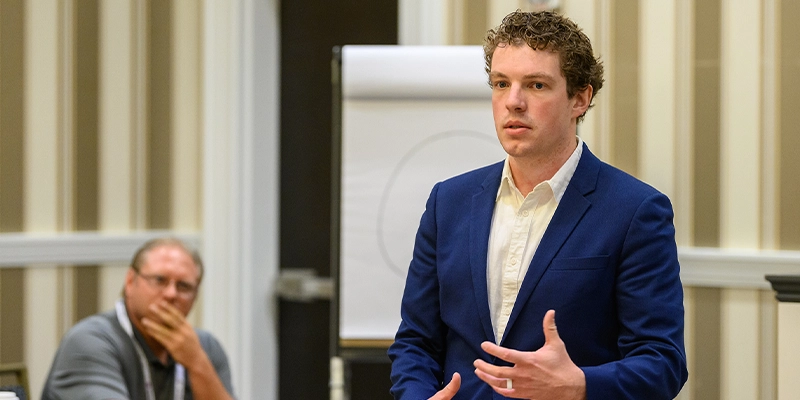 Speaker in an interactive session speaking to the room in a meaningful supply chain conversation