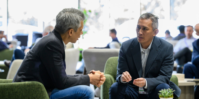 Gartner expert in one on one with attendee, discussing supply chain insights