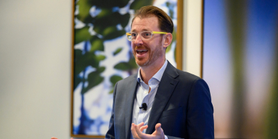Gartner expert wirting and presenting on a white board with supply chain insights in a workshop session.